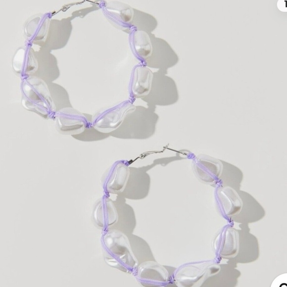 URBAN OUTFITTERS KEELY STATEMENT PEARL HOOP EARRING WHITE PURPLE HOOPS BIG - Picture 1 of 3